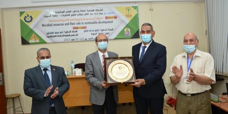 دورة تدريبية بمركز الدكتور عبدالعال مباشر للفطريات بجامعة أسيوط