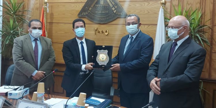 مجلس جامعة بنها يكرم الدكتور كريم الدش