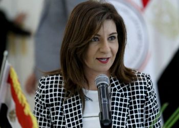 وزيرة الهجرة تتدخل لإنهاء أزمة فتاة مصرية عالقة بمطار الدوحة قبل عوتها لمصر