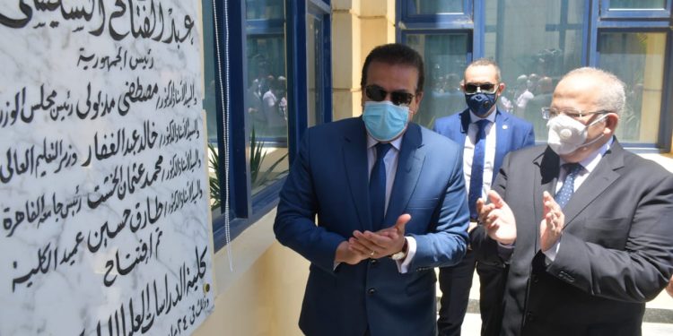 النانو تكنولوجي.. رحلة بدأها أحمد زويل لتصل محطة جامعة القاهرة