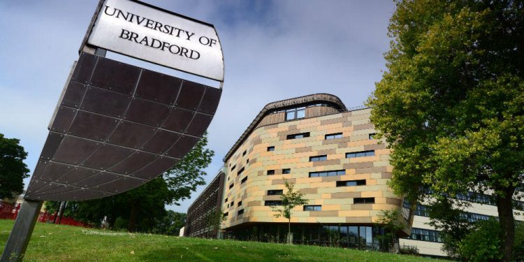 جامعة برادفورد البريطانية تقدم منحة لطلاب البكالوريوس
