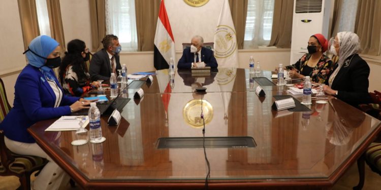 "التعليم" تبحث آليات إنشاء منصة لجامعة كامبريدج