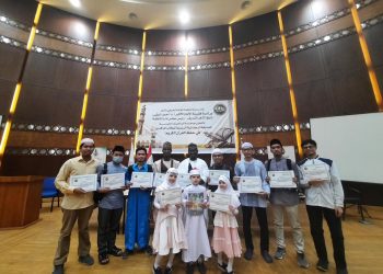 منظمة خريجي الأزهر تكرم حفظة القرآن الكريم من الوافدين