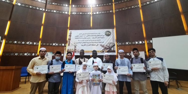 منظمة خريجي الأزهر تكرم حفظة القرآن الكريم من الوافدين