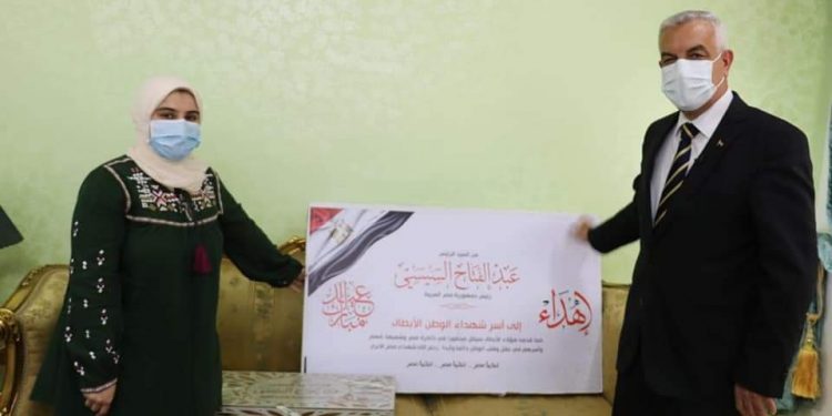 "مبارك" يُسلم هدية الرئيس لأسر شهداء القطاع الطبي بمستشفيات جامعة المنوفية