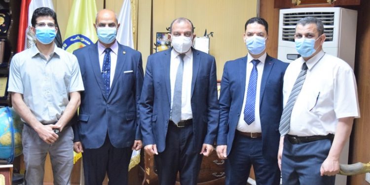 رئيس جامعة بني سويف: فوز فريق علمي بكلية العلوم بتمويل مشروع بحثي بقيمة مليون و500 ألف جنيه