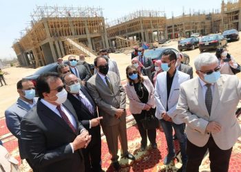 جولة تفقدية لوزير التعليم العالي لمتابعة أعمال إنشاءات الجامعة الأهلية الحديثة
