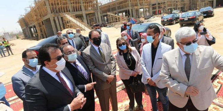 جولة تفقدية لوزير التعليم العالي لمتابعة أعمال إنشاءات الجامعة الأهلية الحديثة