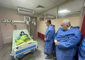 رئيس جامعة الزقازيق يطمئن علي استقرار الحالة الصحية لمريض زراعة الكلي