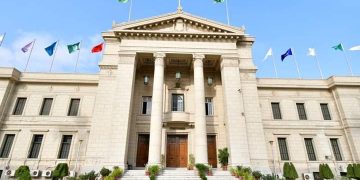 متهم بالاعتداء على الصحفيين وعدم الالتزام بقانون العمل.. غضب بعد تكريم مثير في جامعة القاهرة