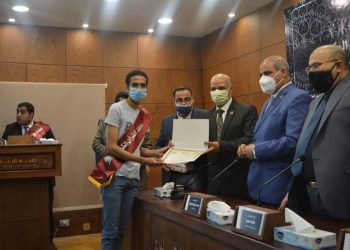 رئيس جامعة الأزهر يكرم طلاب كلية الإعلام الفائزين في مسابقة القرآن الكريم