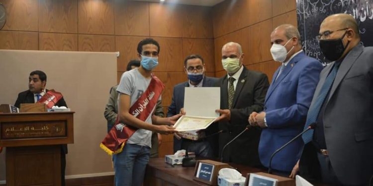 رئيس جامعة الأزهر يكرم طلاب كلية الإعلام الفائزين في مسابقة القرآن الكريم