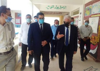محافظ جنوب سيناء يطمئن على سير أول أيام امتحانات الإعدادية