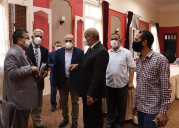 رئيس جامعة الأزهر يتابع الحملات المتنقلة للتطعيم بلقاح كورونا