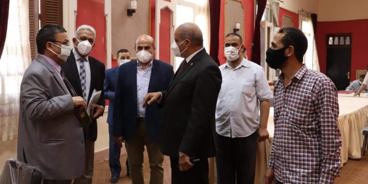 رئيس جامعة الأزهر يتابع الحملات المتنقلة للتطعيم بلقاح كورونا