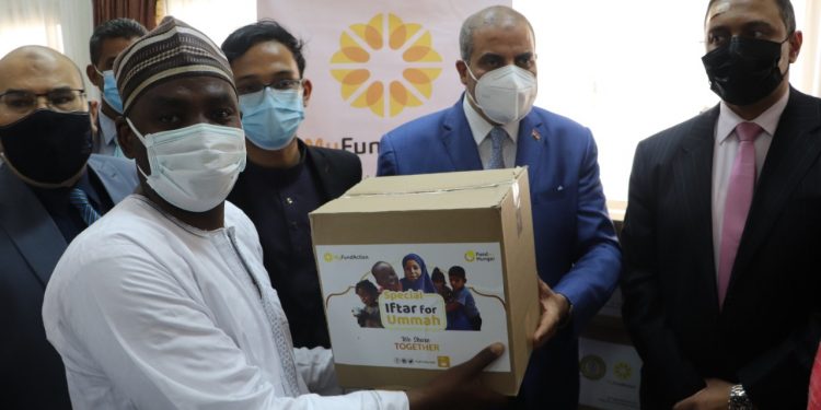 رئيس جامعة الأزهر ونائب الدراسات العليا يوزعان هدايا رمضانية لطلاب العلم