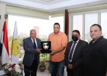 «الزناتي» يكرم المعلم المصاب في واقعة مشاجرة “طالبتي الكاتر”