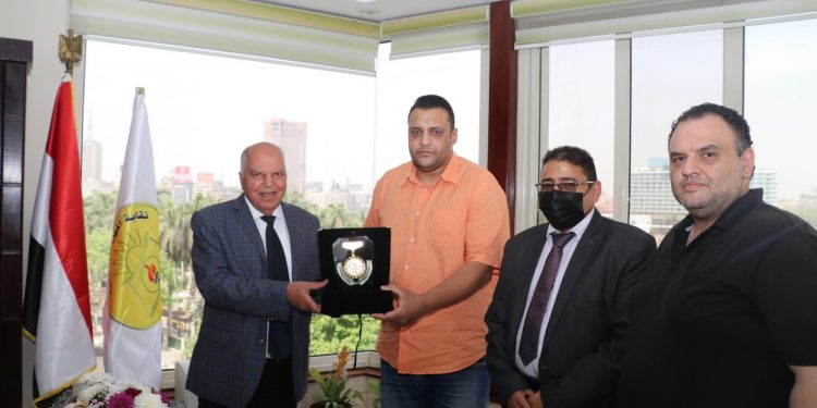 «الزناتي» يكرم المعلم المصاب في واقعة مشاجرة “طالبتي الكاتر”