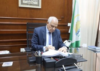 محافظ الجيزة يعتمد النقل بالبدل لطلاب المدارس التجريبية للم شمل الأسرة