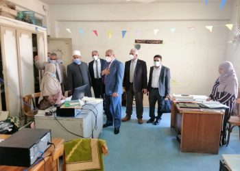 رئيس جامعة الأزهر يقوم بجولة داخل الإدارة لتهنئة الموظفين بعيد الفطر المبارك