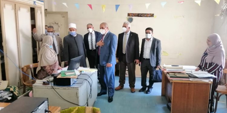رئيس جامعة الأزهر يقوم بجولة داخل الإدارة لتهنئة الموظفين بعيد الفطر المبارك