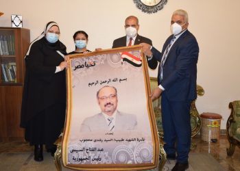 قيادات جامعة الأزهر يسلمون هدية رئيس الجمهورية لأسر شهداء الجيش الأبيض