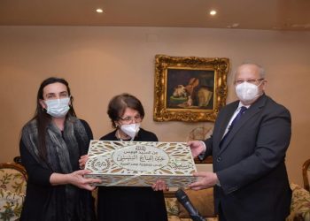 الخشت يزور أسر شهداء جامعة القاهرة من القطاع الطبي لتقديم هدايا الرئيس السيسي