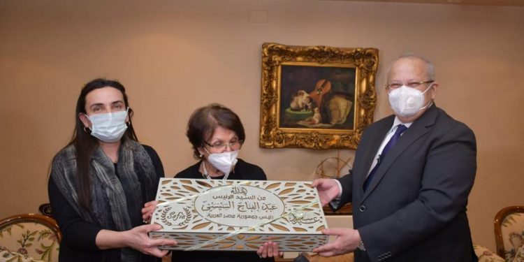 الخشت يزور أسر شهداء جامعة القاهرة من القطاع الطبي لتقديم هدايا الرئيس السيسي