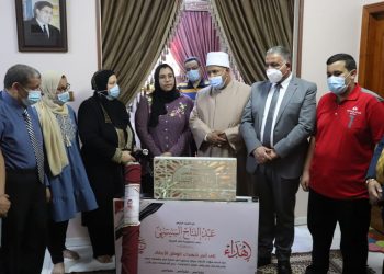 نواب جامعة الأزهر يسلمون هدية رئيس الجمهورية لأسر شهداء الجيش الأبيض