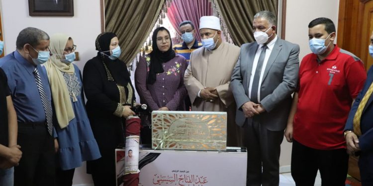 نواب جامعة الأزهر يسلمون هدية رئيس الجمهورية لأسر شهداء الجيش الأبيض