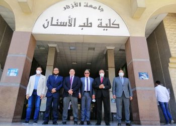 رئيس جامعة الأزهر يتفقد كلية طب الأسنان