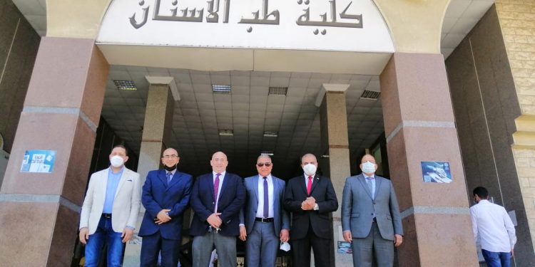 رئيس جامعة الأزهر يتفقد كلية طب الأسنان