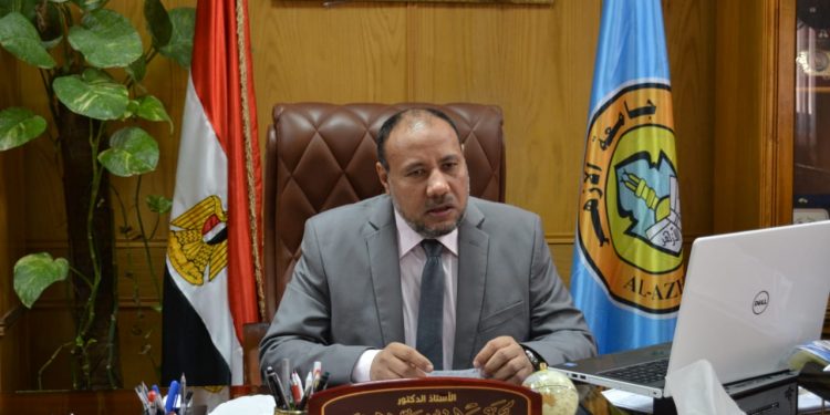 نائب رئيس جامعة الأزهر يجتمع بعمداء الكليات استعدادا لعقد امتحانات الفصل الدراسي الثاني
