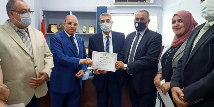 ” الجيار” يكرم عباقرة المدرسة السعيدية بالجيزة.. ومنحهم مبلغ مالي