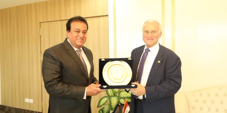 وزير التعليم العالي يلتقي برئيس الجامعة الأمريكية بالقاهرة بمناسبة انتهاء فترة عمله