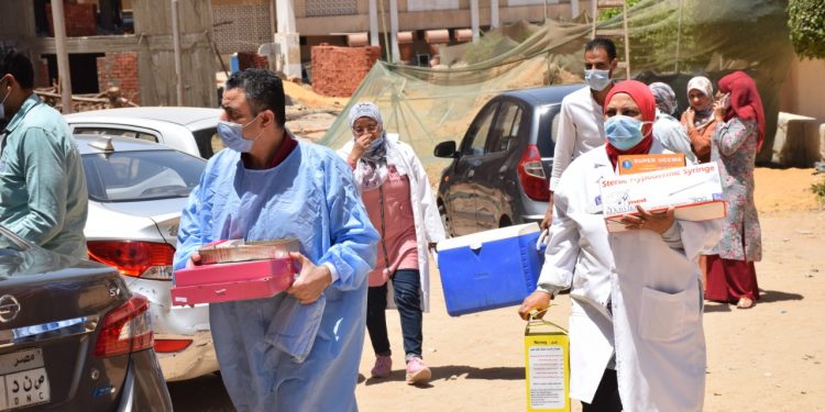 تنفيذاً لتكليفات رئيس جامعة الأزهر حملة متنقلة لتطعيم موظفي المدن الجامعية بلقاح كورونا