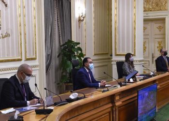 رئيس الوزراء يستعرض التصورات المقترحة لتطوير منطقة الفسطاط