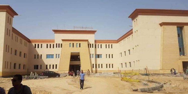 طلاب وعاملين الفني التجاري ببني سويف يستغيثوا بالوزراء لايجاد مقر لهم 