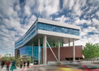 كلية ديفيد اكليس للأعمال تقدم منحة لطلاب الماجستير في أمريكا