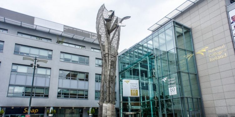 الكلية الوطنية في إيرلندا تقدم منحة لطلاب الماجستير