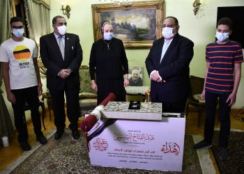 رئيس جامعة حلوان يزور أسرة الشهيد عمرو عبد العظيم من القطاع الطبي لتقديم هدية الرئيس السيسي