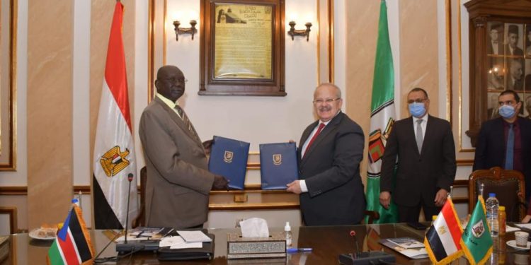 رئيس جامعة القاهرة يوقع مذكرة تفاهم مع نظيره بجون قرنق جنوب السودان