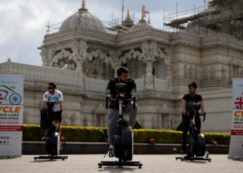 حملة دراجات في بريطانيا لمواجهة كورونا في الهند