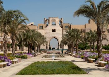 على رأسها منحة الجامعة الأمريكية بالقاهرة للخريجين.. منح الجامعات في 24 ساعة