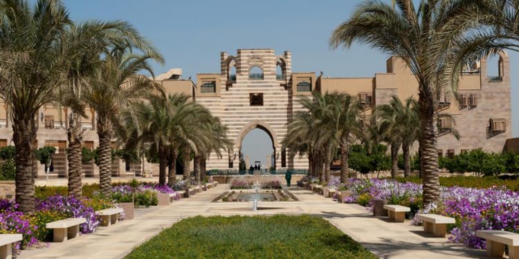 على رأسها منحة الجامعة الأمريكية بالقاهرة للخريجين.. منح الجامعات في 24 ساعة