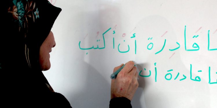 خطوات التعاقد الحر للطلاب مع تعليم الكبار بشأن محو أمية الآخرين