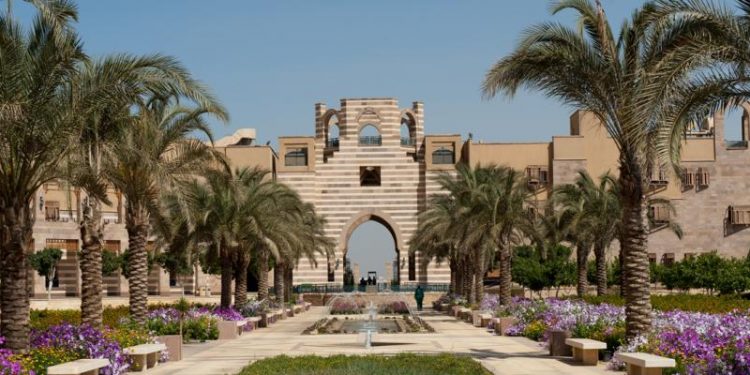 على رأسها منحة الجامعة الأمريكية بالقاهرة.. منح الجامعات في 24 ساعة