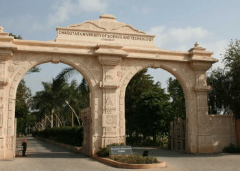 جامعة شاروتار الهندية تقدم منحة لطلاب البكالوريوس