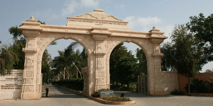 جامعة شاروتار الهندية تقدم منحة لطلاب البكالوريوس