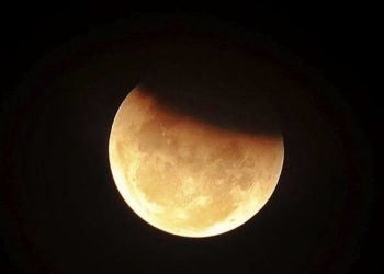 من بينها خسوف كلي للقمر.. 3 ظواهر فلكية تزين سماء العالم اليوم